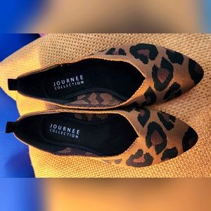 NEW Journee Collection Tayleen Flats